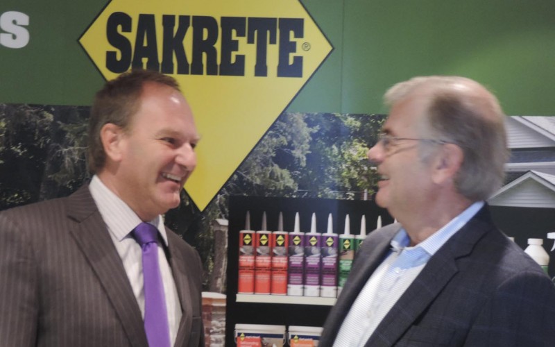 Le directeur des ventes – Québec-Maritimes, Sylvain Veillette, en conversation avec le président et chef de la direction de Matériaux King, James O’Neil (photo, à droite).