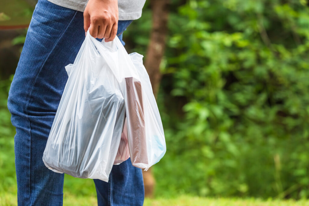 le plastique de retous avec les masques et les gants de protection